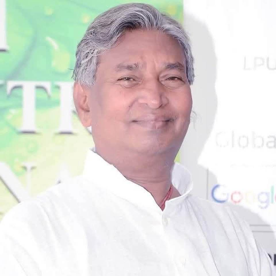 पटना के गांधी मैदान में नीतीश कुमार के मुंह खोलते ही उनपर चले सैकड़ों चप्पलें।